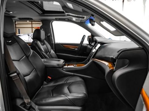 Used 2015 Cadillac Escalade Luxury AWD/4WD image 40