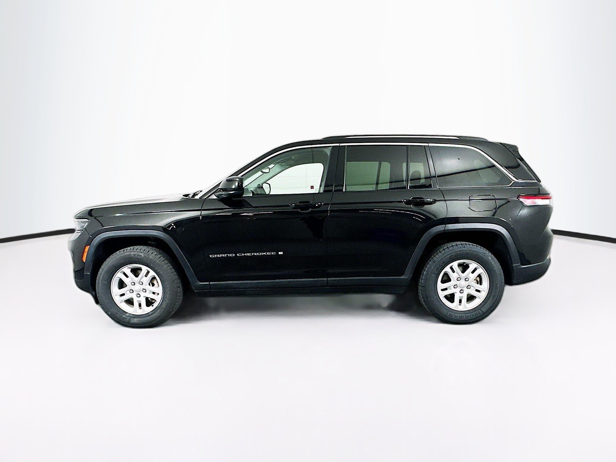 Used 2022 Jeep Grand Cherokee Laredo w/ Luxury Tech Group I AWD/4WD image 4