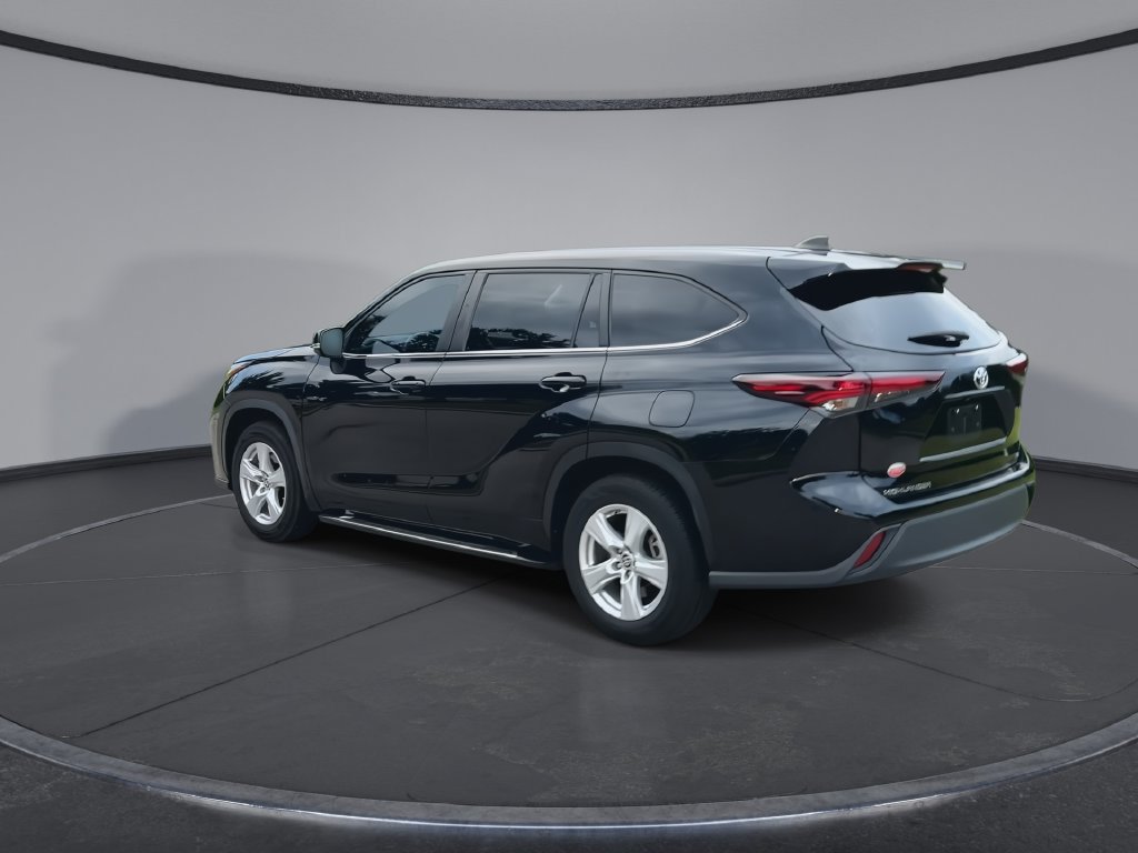Used 2024 Toyota Highlander LE FWD image 6