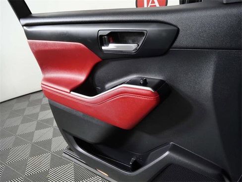 Used 2021 Toyota Highlander XSE image 25