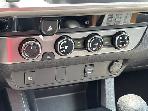 Used 2017 Toyota Tacoma SR5 w/ Tow Package AWD/4WD image 11