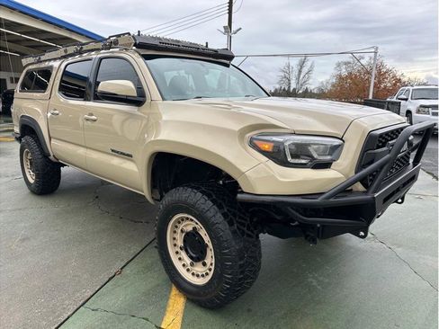 Used 2017 Toyota Tacoma TRD Off-Road image 6