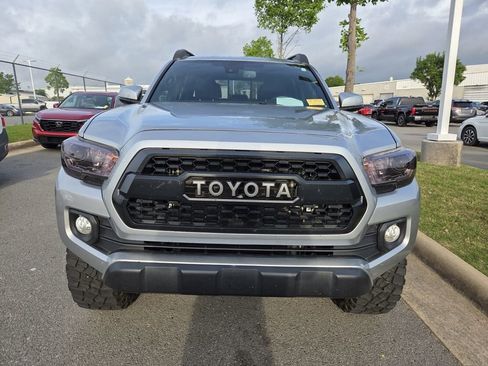Used 2022 Toyota Tacoma TRD Off-Road w/ TRD Premium Off Road Package AWD/4WD image 2