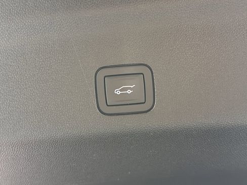 Used 2023 Chevrolet Tahoe Z71 w/ Luxury Package image 18