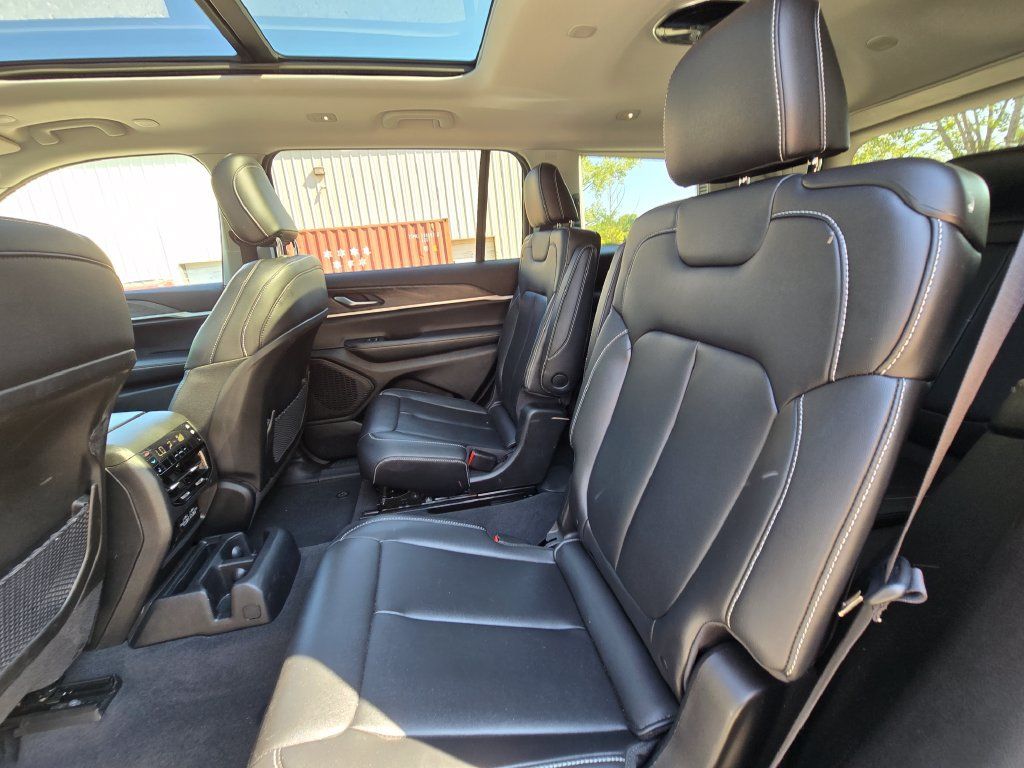 Used 2023 Jeep Grand Cherokee L Limited w/ Black Appearance Package AWD/4WD image 22