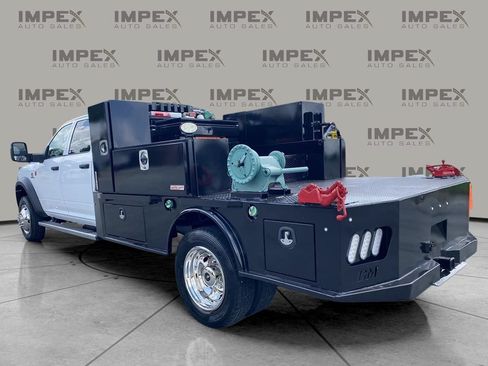 Used 2024 RAM 5500 Tradesman w/ Chrome Appearance Group AWD/4WD image 3