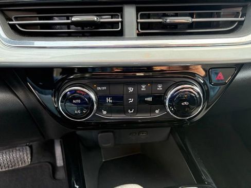 Used 2025 Chevrolet Trax LT w/ LT Convenience Package image 19