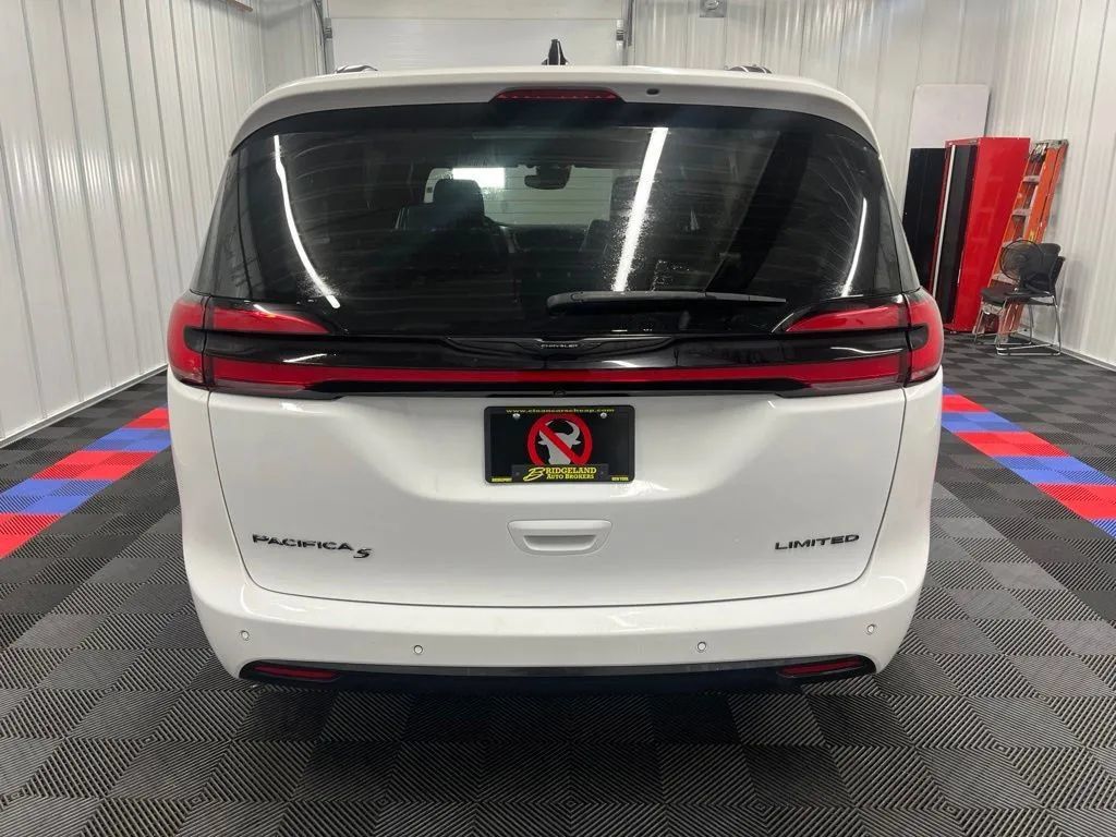 Used 2025 Chrysler Pacifica Limited FWD image 4