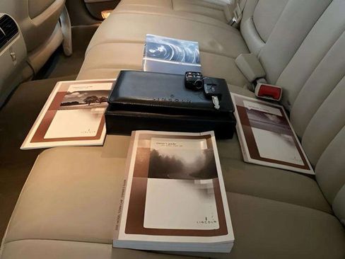 Used 2005 Lincoln Town Car Signature image 88