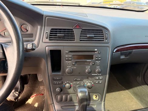 Used 2004 Volvo XC70 AWD/4WD image 14