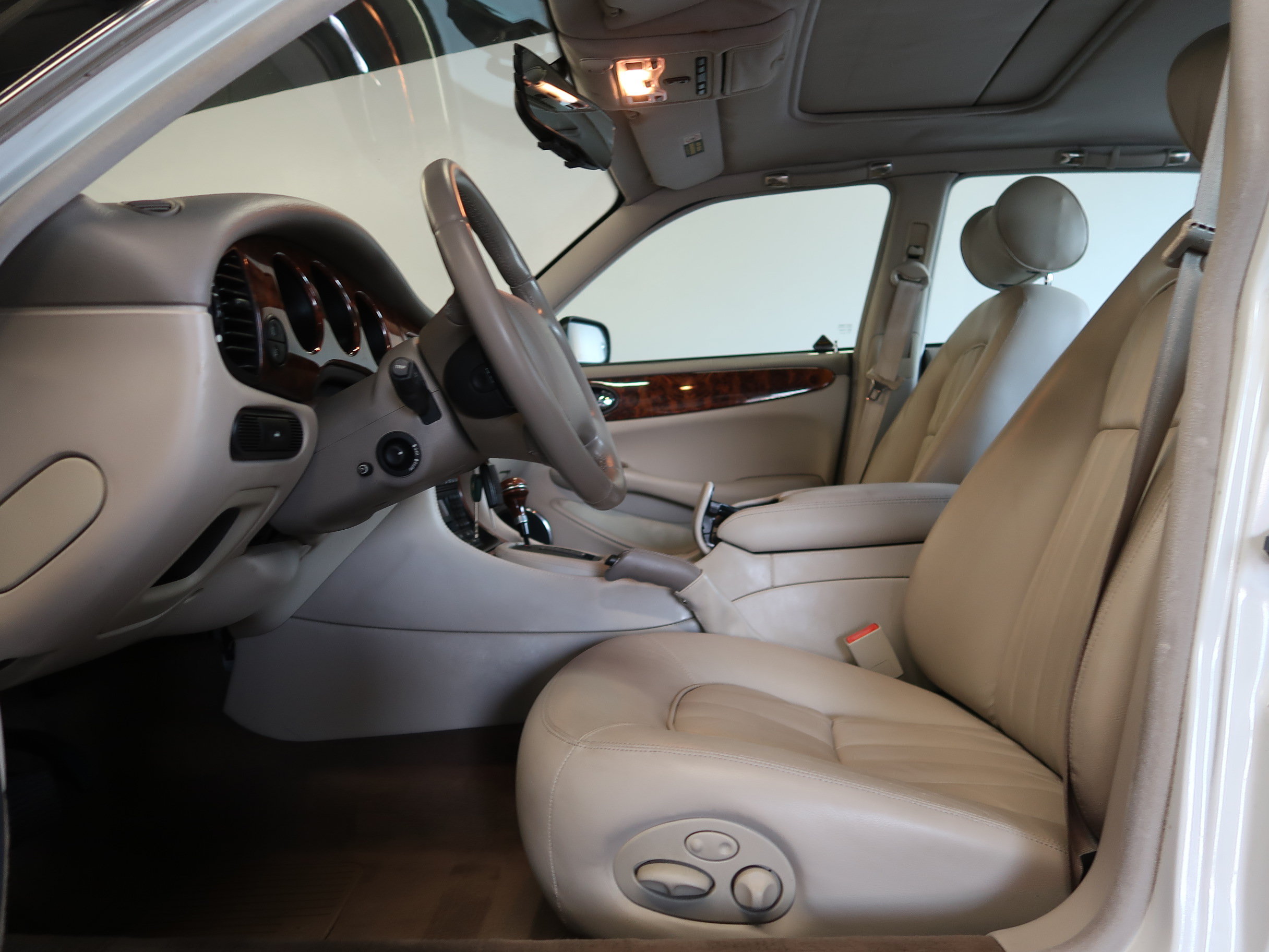 Used 1999 Jaguar XJ8 RWD image 30