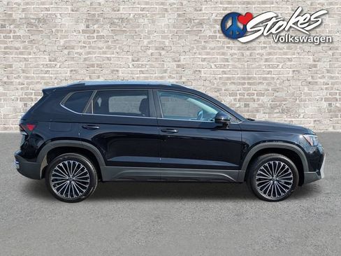 Certified 2025 Volkswagen Taos SE FWD image 3