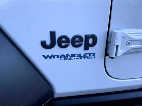 Used 2022 Jeep Wrangler Unlimited Rubicon 4xe AWD/4WD image 31