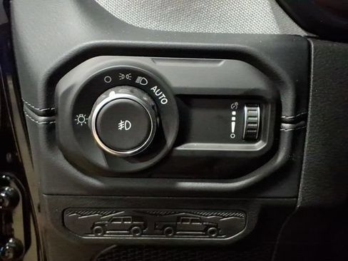 Used 2026 Jeep Wrangler Unlimited Sahara AWD/4WD image 13
