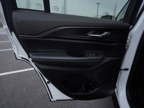 Used 2023 Jeep Grand Cherokee Altitude image 17