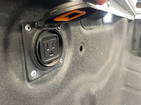 Used 2019 Nissan Titan SV w/ SV Convenience Package image 24