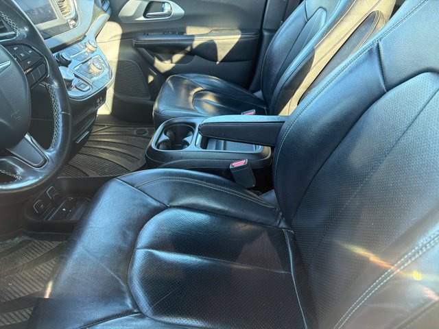 Used 2019 Chrysler Pacifica Touring-L w/ S Appearance Package FWD image 12