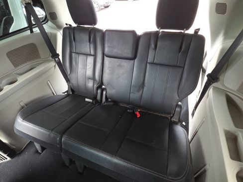 Used 2016 Chrysler Town & Country Touring FWD image 30