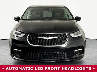 Used 2022 Chrysler Pacifica Touring-L w/ Uconnect Theater Family Group FWD video 2