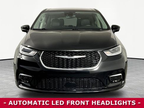 Used 2022 Chrysler Pacifica Touring-L w/ Uconnect Theater Family Group FWD image 2