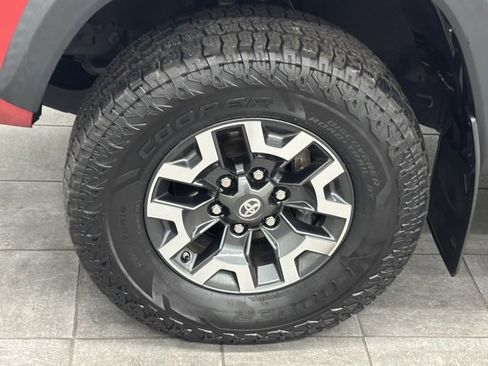Used 2017 Toyota Tacoma TRD Off-Road w/ Premium & Technology Package image 6