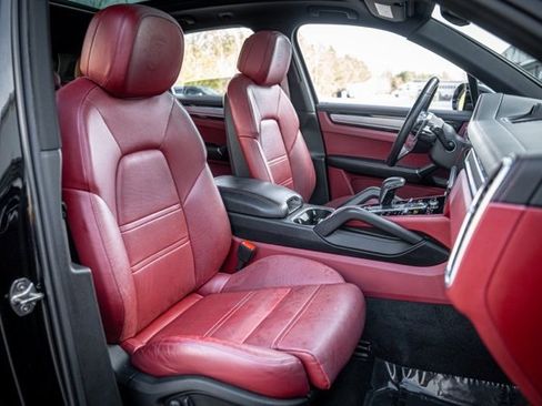 Used 2022 Porsche Cayenne Platinum Edition image 38