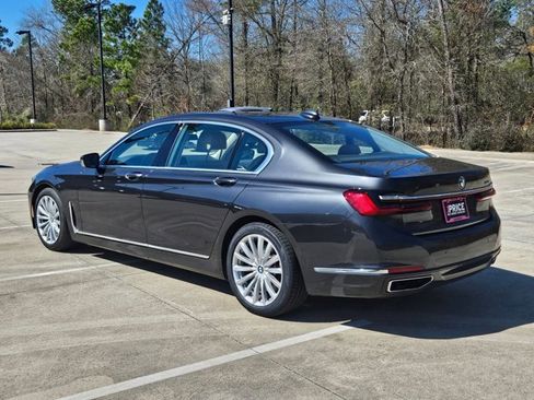 Used 2022 BMW 740i w/ Premium Package image 8