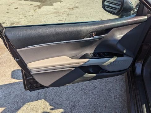 Used 2018 Toyota Camry LE image 12