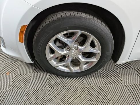 Used 2019 Chrysler Pacifica Limited image 38