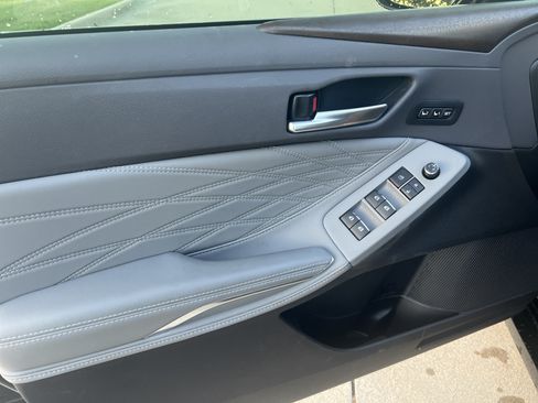 Used 2019 Toyota Avalon Limited FWD image 12