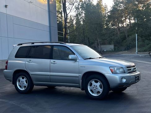 Used 2005 Toyota Highlander 2WD V6 w/ 3rd Row image 4