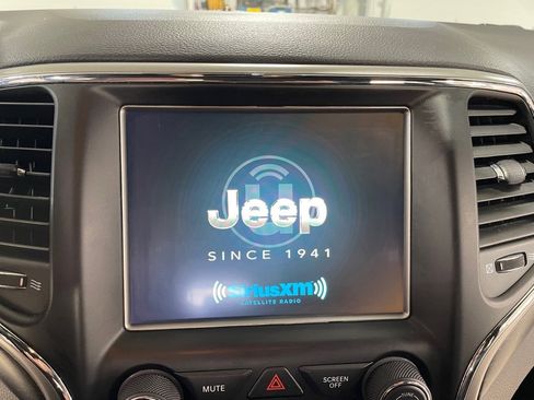 Used 2018 Jeep Grand Cherokee Altitude image 31