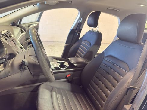 Used 2014 Ford Fusion SE FWD image 16