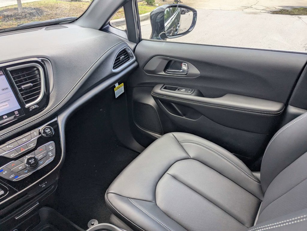 New 2027 Chrysler Pacifica Select w/ Family Tech Group FWD image 16