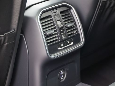 Certified 2026 Porsche Macan AWD/4WD image 36