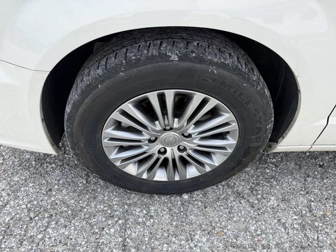 Used 2013 Chrysler Town & Country Touring-L w/ Driver Convenience Group FWD image 9