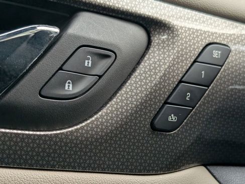 Used 2023 Chevrolet Traverse Premier FWD image 28