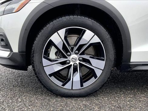 Used 2025 Volvo V60 B5 Cross Country Plus image 8