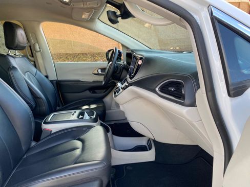 Used 2024 Chrysler Pacifica Limited FWD image 49