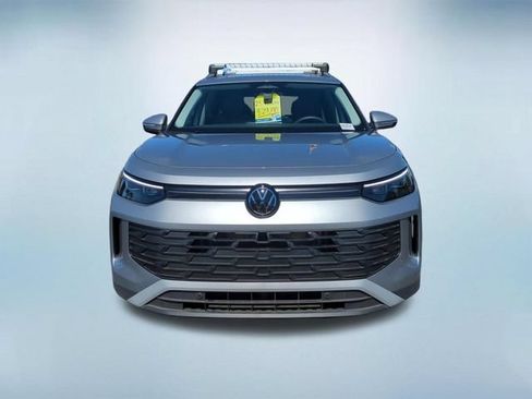 Used 2025 Volkswagen Tiguan SE AWD/4WD image 3