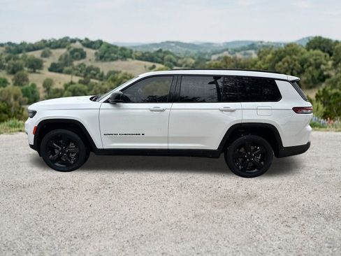 Used 2023 Jeep Grand Cherokee L Laredo RWD image 5