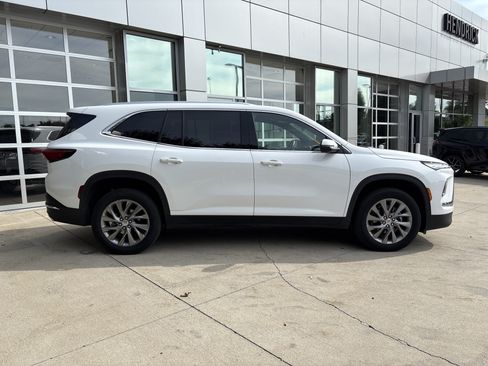 Used 2025 Buick Enclave Preferred AWD/4WD image 10