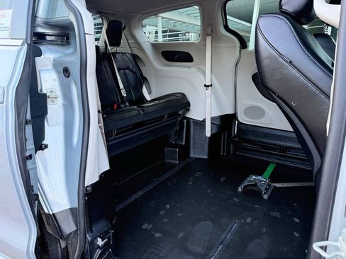 Used 2023 Chrysler Pacifica Touring-L FWD image 11