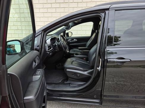 Used 2020 Chrysler Pacifica Touring-L Plus w/ Advanced Safetytec Group FWD image 16