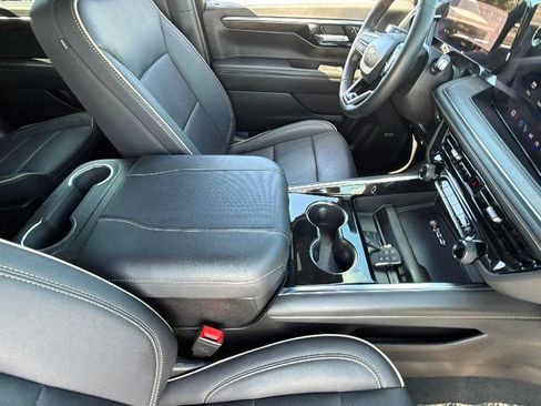 Certified 2025 Chevrolet Suburban Premier RWD image 36
