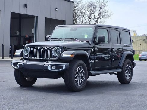 Used 2024 Jeep Wrangler Unlimited Sahara w/ Technology Group AWD/4WD image 3