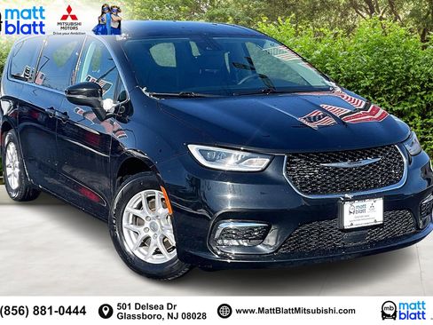 Used 2023 Chrysler Pacifica Touring-L image 2