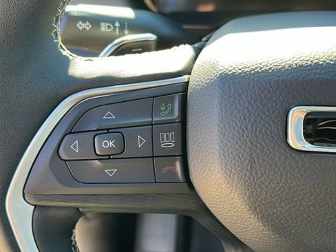 Used 2025 Jeep Grand Cherokee Altitude image 12