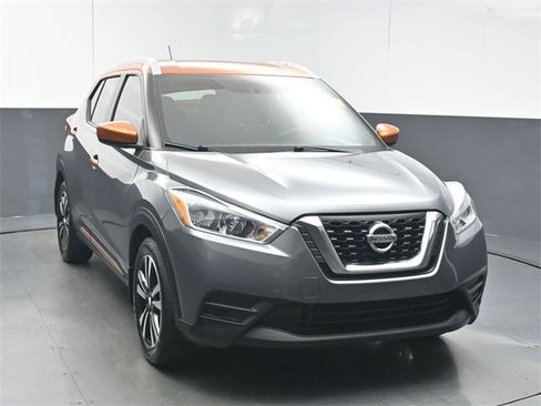 Used 2019 Nissan Kicks SV image 2