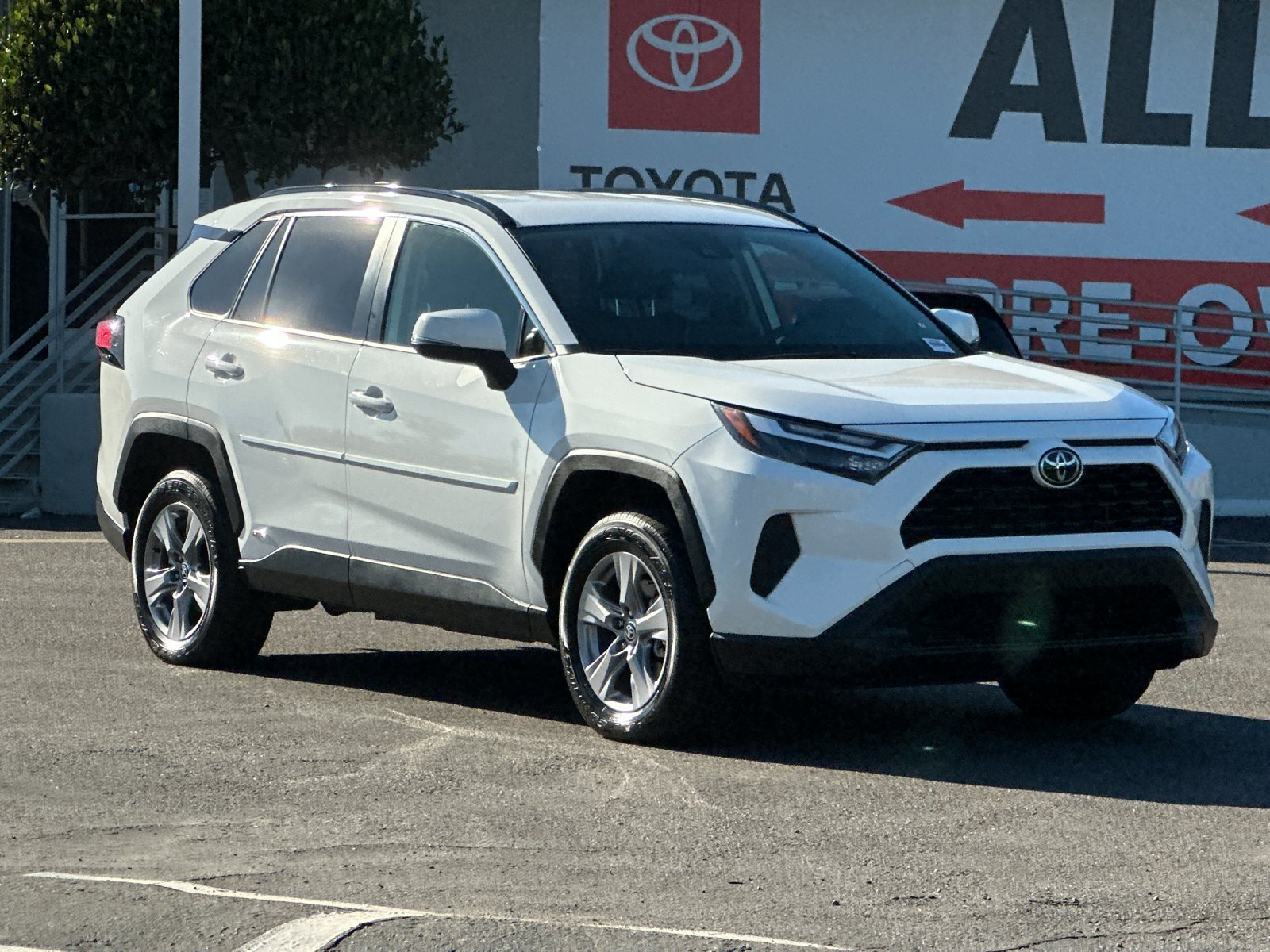 Used 2025 Toyota RAV4 XLE AWD/4WD image 8